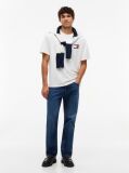 Alb Wavy Flag Back Logo Relaxed T-Shirt Cu Croiala Lejera Si Steag Undulat Pe Spate  Barbati