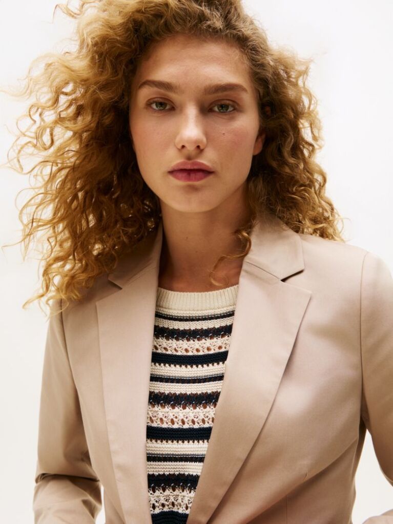 Bej Blazer Slim Twill Cu Broderie Pe Piept  Femei