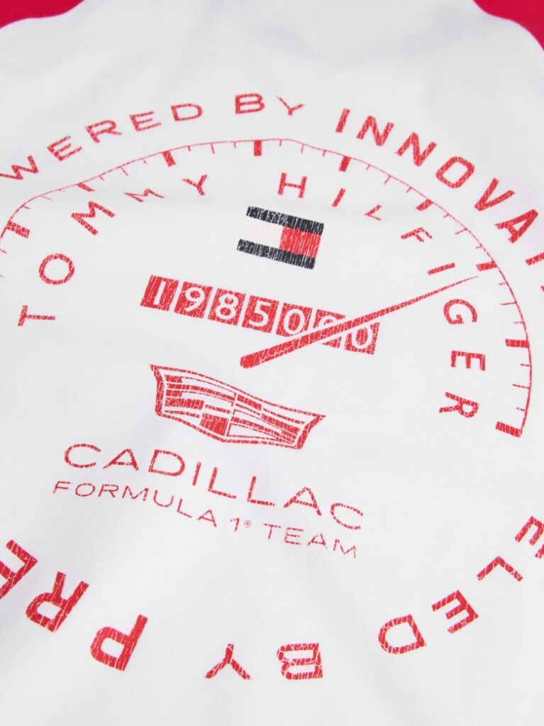 Multi TH x Cadillac Formula 1® Team T-Shirt Raglan Cu Imprimeu Pe Spate  Unisex