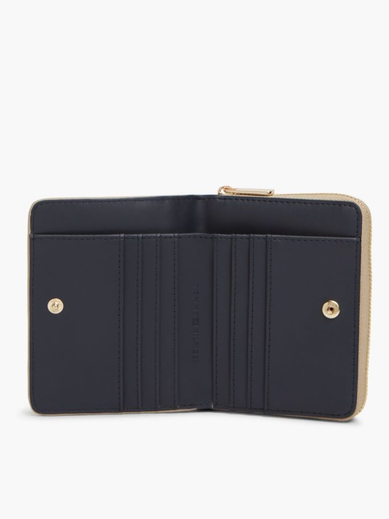 Bej Portofel Cu Clapa Si Fermoar Cu Logo Hilfiger In Relief  Femei