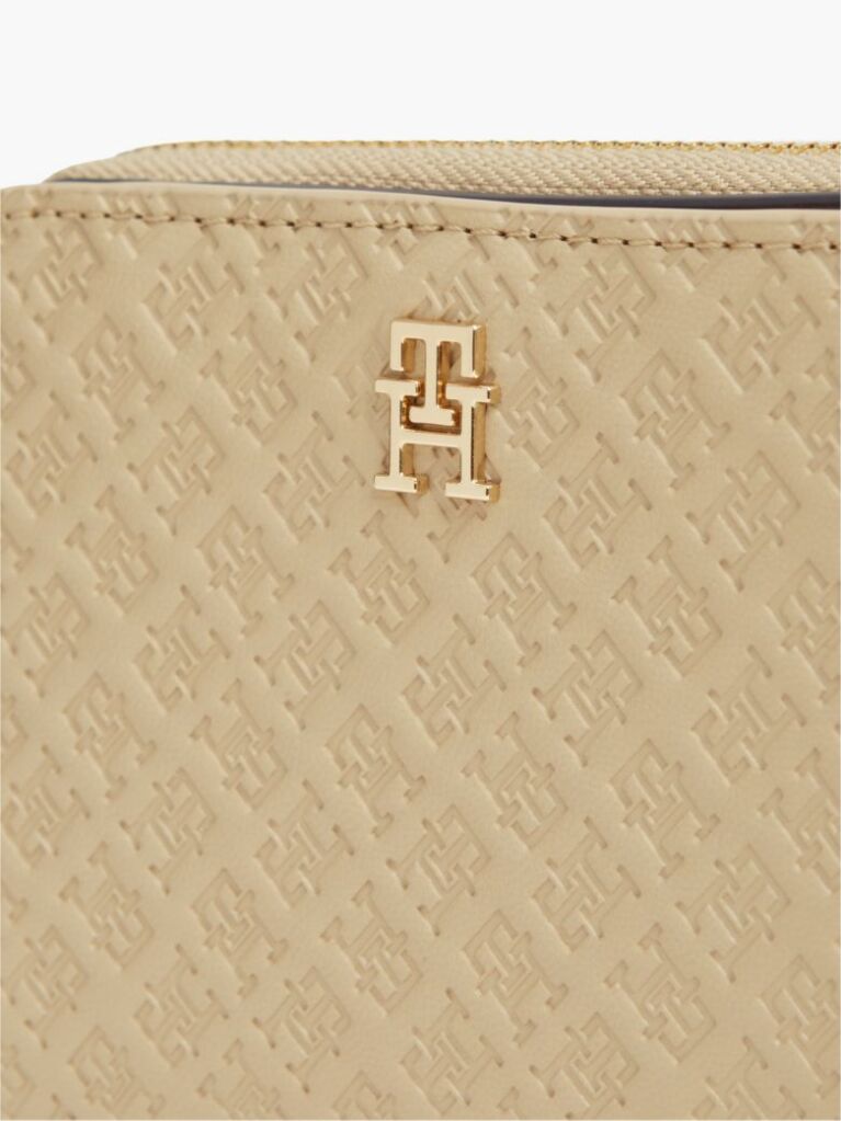 Bej Portofel Cu Clapa Si Fermoar Cu Logo Hilfiger In Relief  Femei