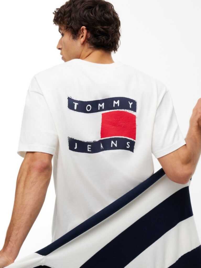 Alb Wavy Flag Back Logo Relaxed T-Shirt Cu Croiala Lejera Si Steag Undulat Pe Spate  Barbati