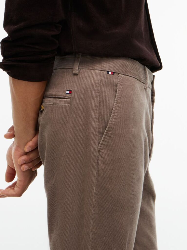 Bej Pantaloni Chinos Denton Din Catifea Fina Cu Croiala Slim Si Dreapta  Barbati